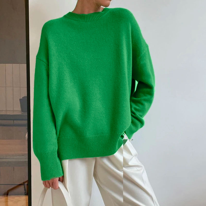 Green cashmere crewneck sweater with ribbed cuffs and hem, long sleeves.