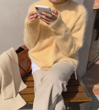 Cecile sweater in light yellow knit with crewneck and long sleeves