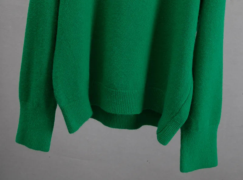 Green cashmere sweater with ribbed hem and sleeve cuffs, pullover style