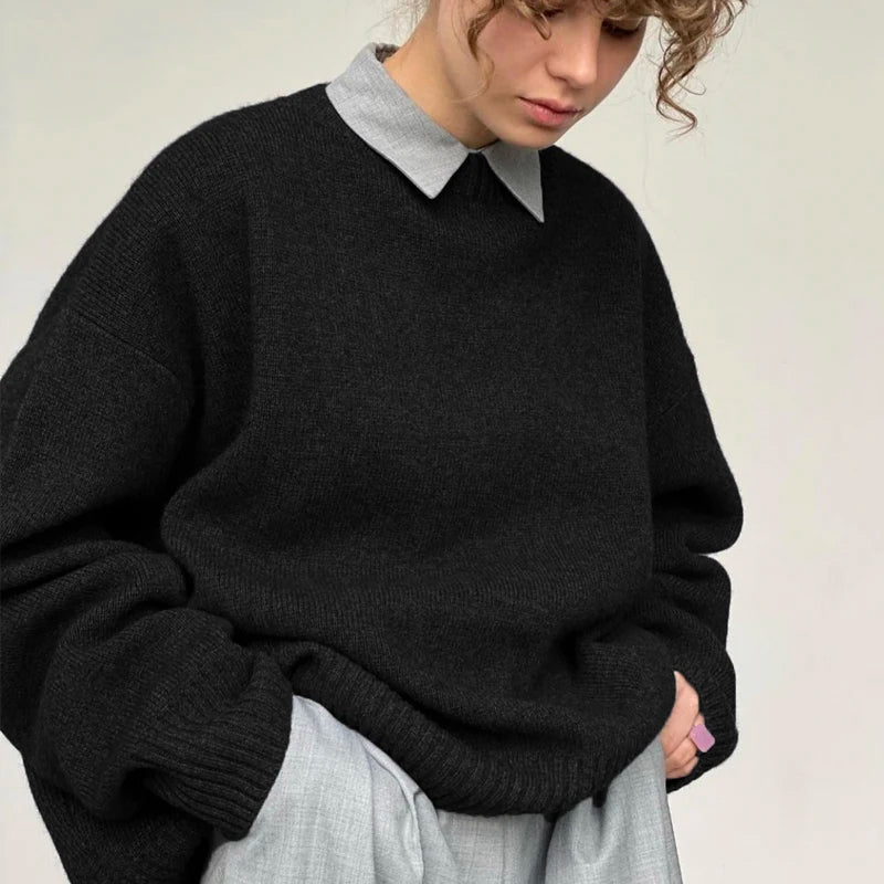 Black cashmere crewneck sweater with ribbed cuffs and dropped hem