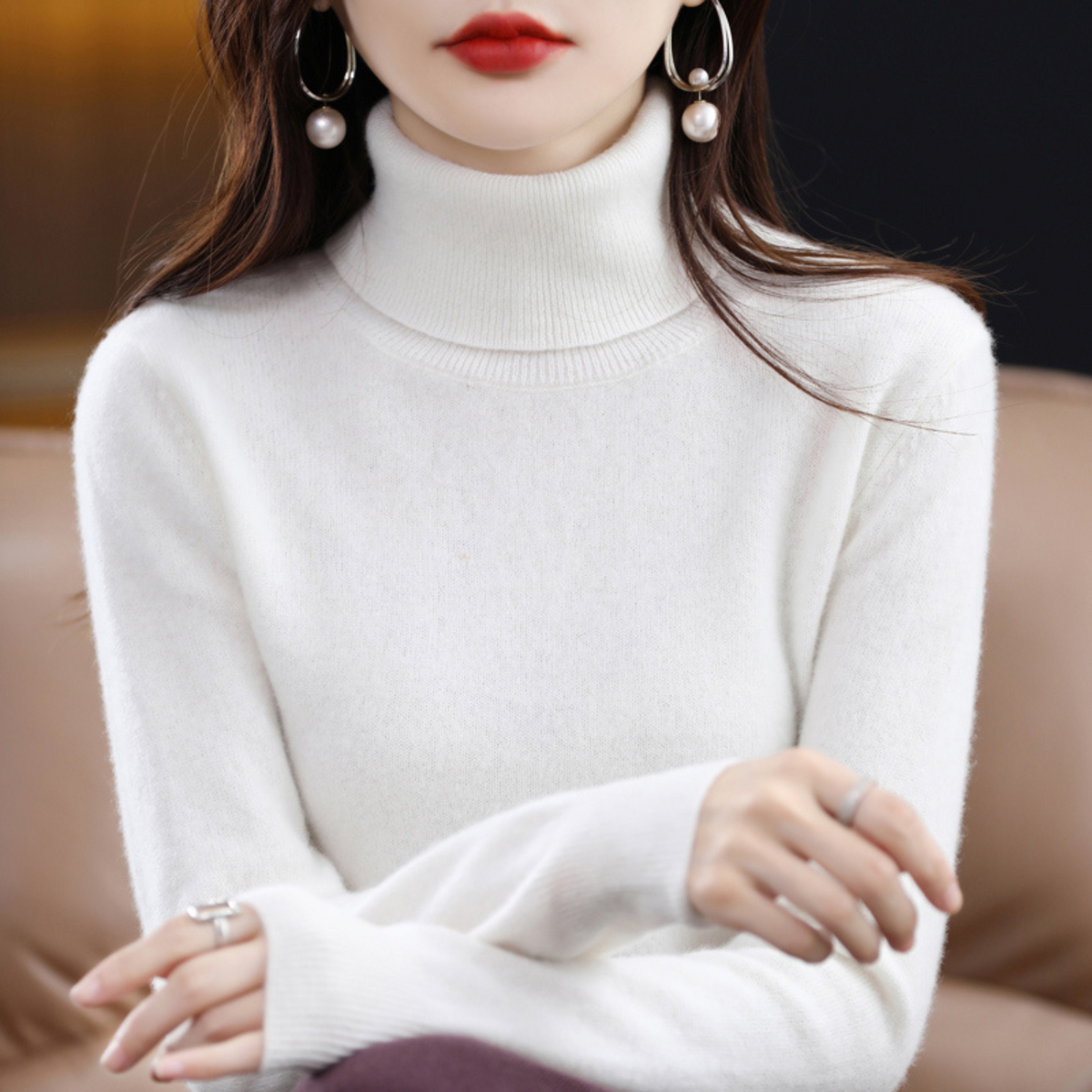 Women's cashmere turtleneck sweater in white, long sleeves, ribbed collar and cuffs.