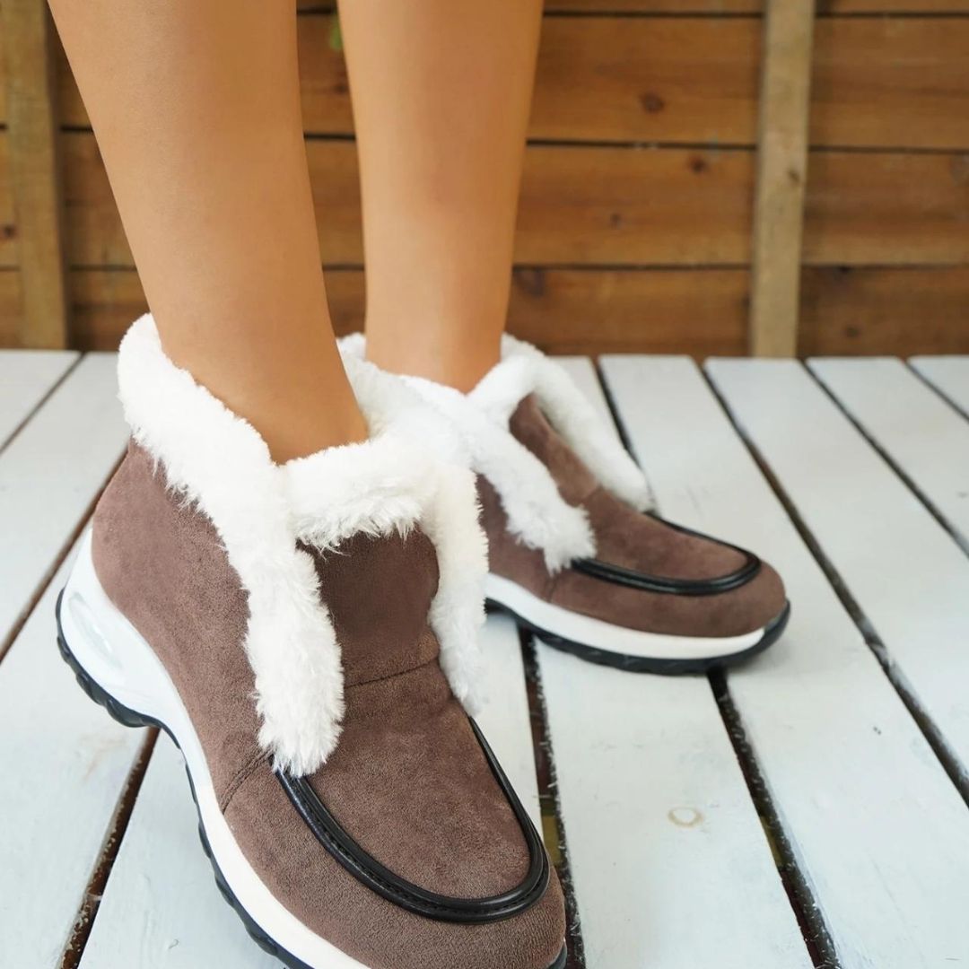 Women’s ankle platform boots in brown suede with white faux-fur trim and black edge.