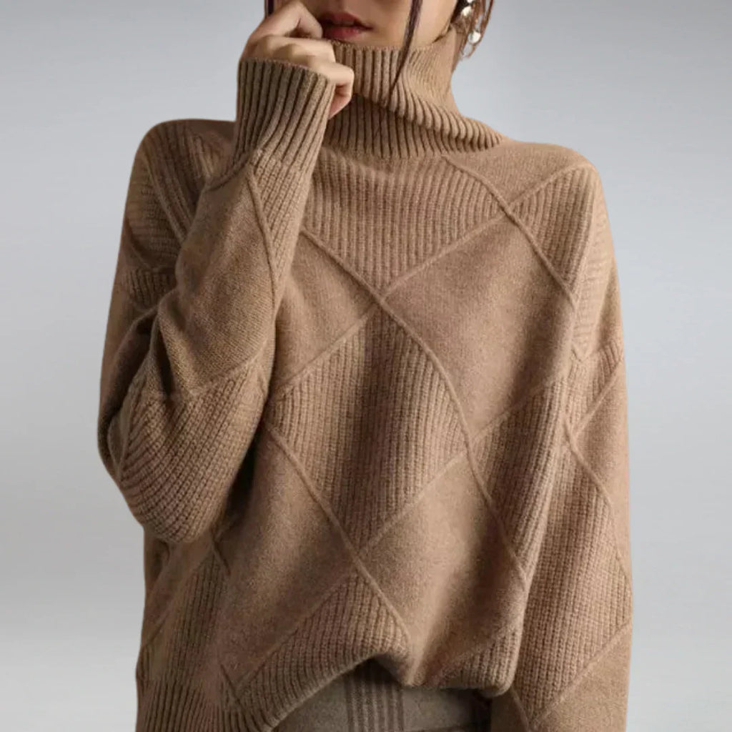 Women’s cashmere turtleneck sweater in camel, ribbed turtleneck and long sleeves.