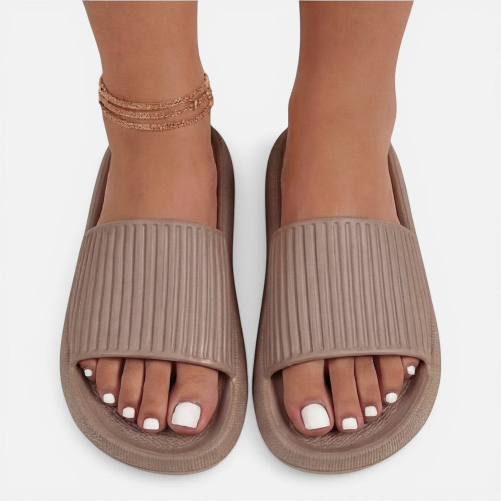 Women’s slide sandals in taupe with ribbed upper and gold chain ankle strap