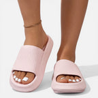 Women’s slide sandals in pink with ribbed upper and gold chain ankle strap