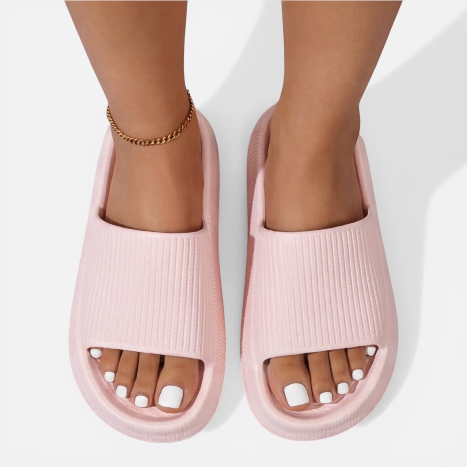 Women’s slide sandals in pink with ribbed upper and gold chain ankle strap