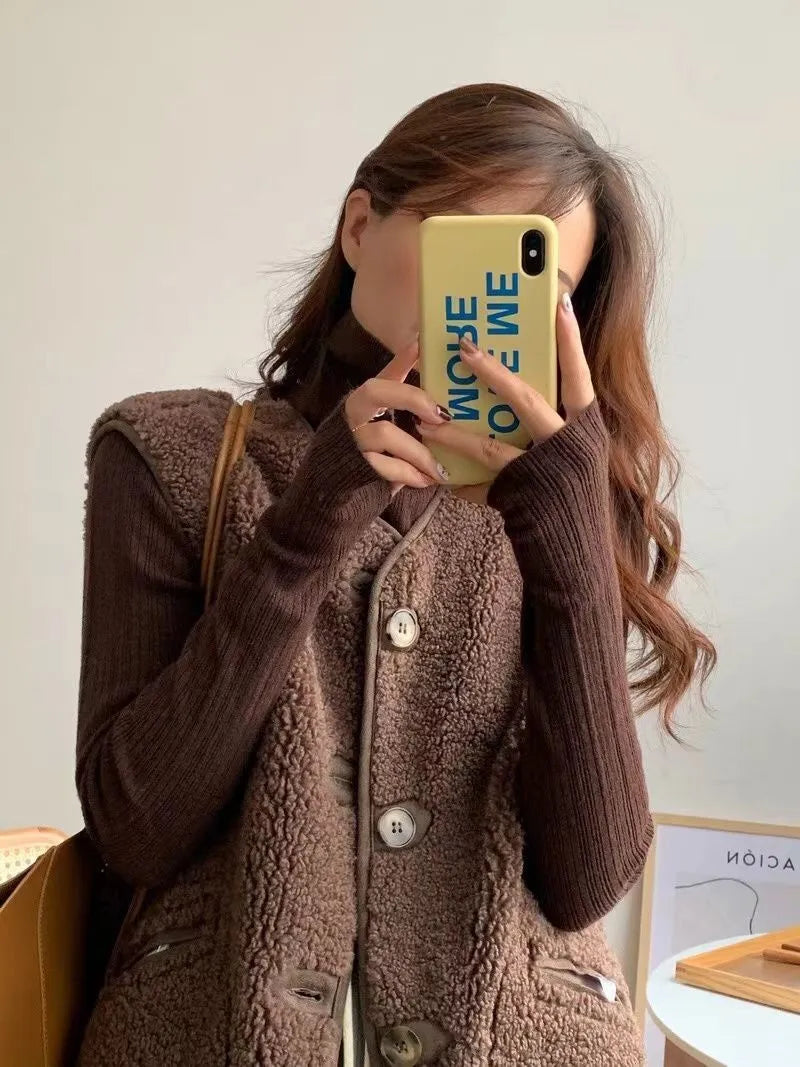 Brown wool-blend sherpa gilet, sleeveless, button-front closure and two flap pockets