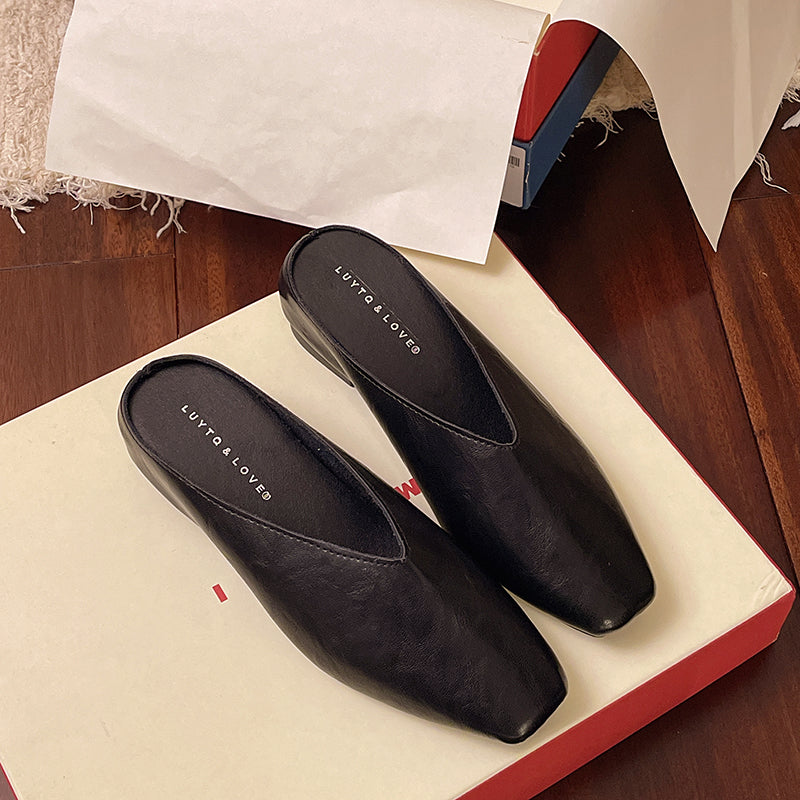 Women's slip-on flats with supportive sole in black
