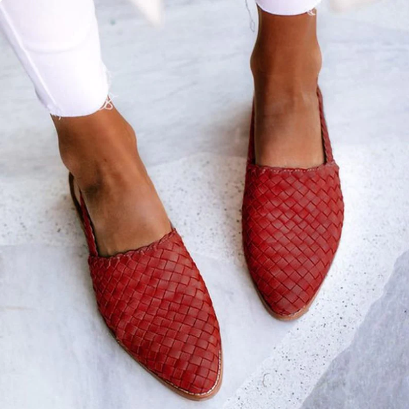 Woven pointed-toe flat sandals in red, low heel and slip-on back