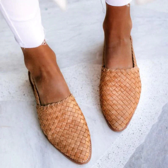 Woven pointed-toe flat sandals in tan brown, low heel and slip-on back