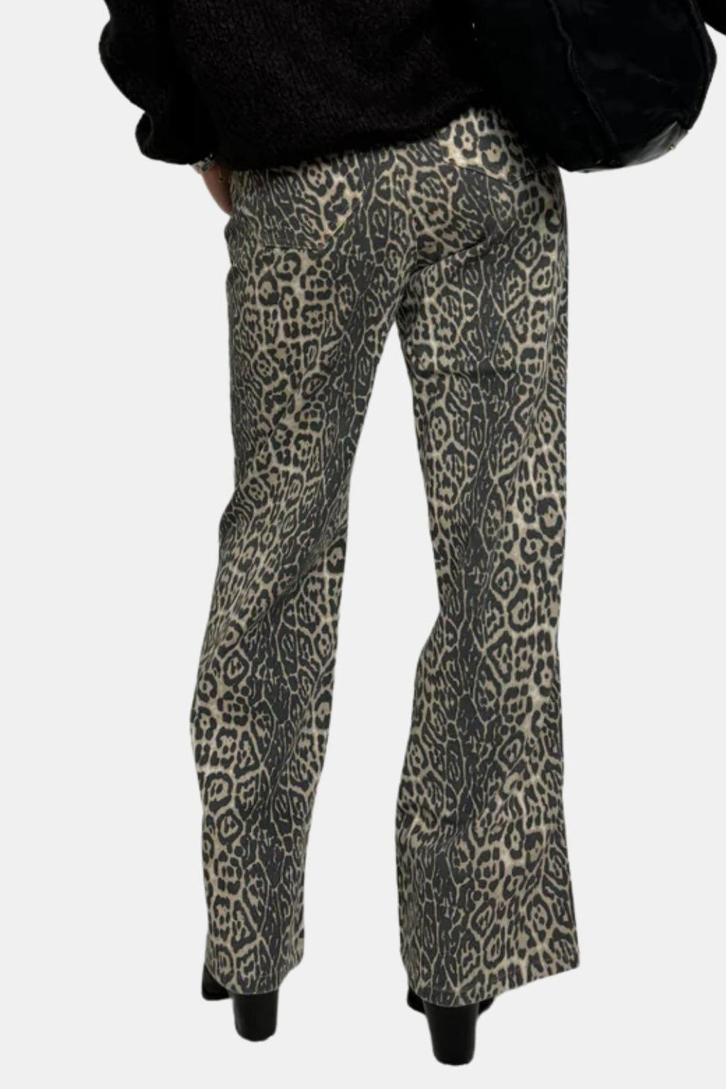 Leopard-print relaxed straight-leg trousers with wide straight leg and hem cuffs