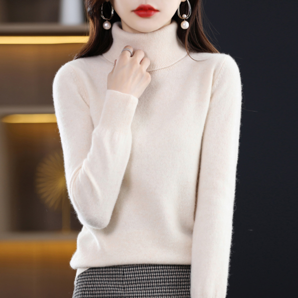 Cashmere turtleneck sweater with long sleeves, white knit.