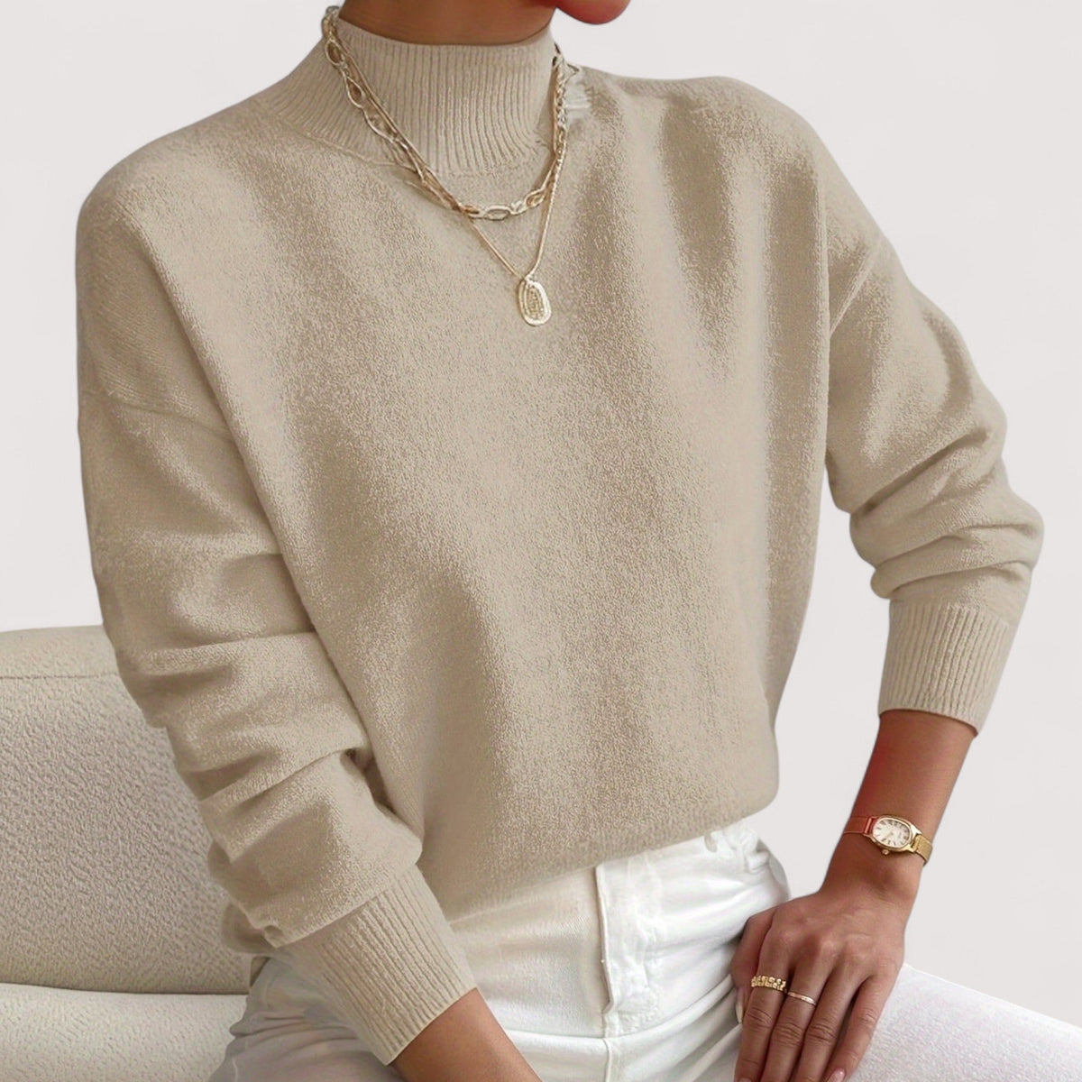 Beige women’s loose-fit sweater, crew neck, long sleeves, ribbed cuffs and hem.