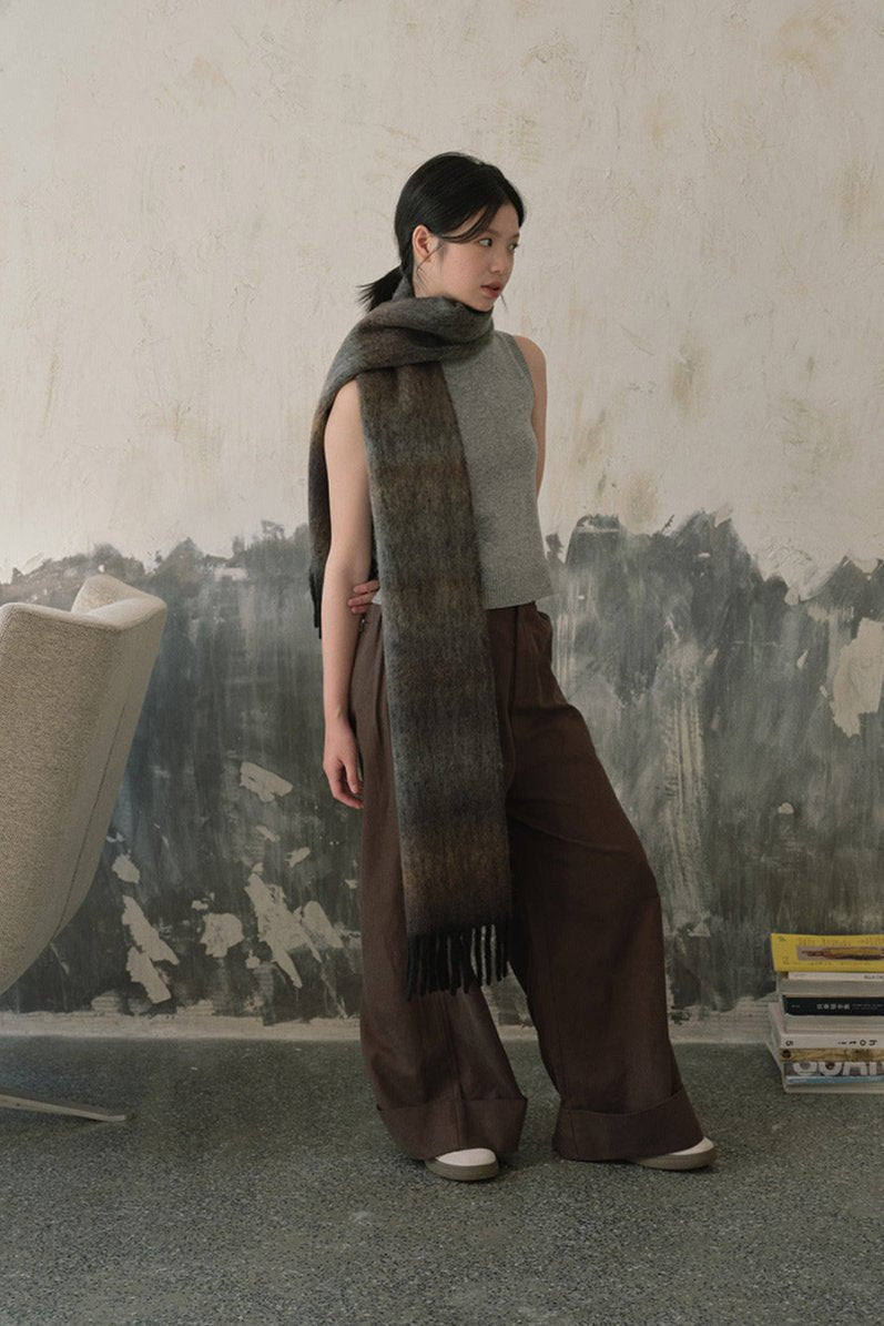 Long knit gradient scarf in dark gray with straight fringed ends