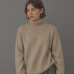 Women’s oversize cashmere turtleneck sweater in beige, long sleeves, ribbed hem and cuffs.